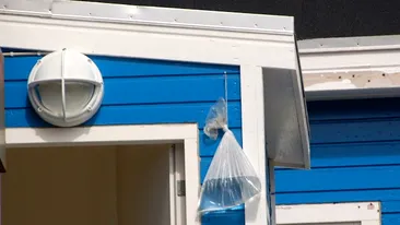 Atarna o punga cu apa in fata usii de la intrare. De ce trebuie sa faci asta in absolut fiecare vara!