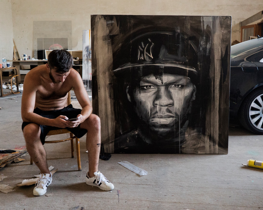 Vlad Marian, alături de tabloul realizat pentru 50 Cent. Pictorul îl acuză pe rapper că i-ar datora 2.000 de dolari