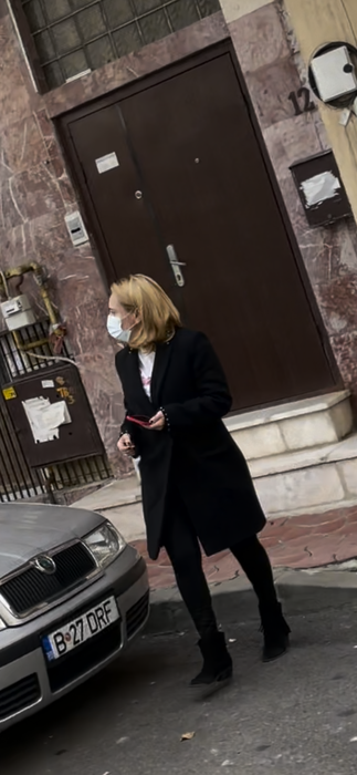 Andreea Esca își așteaptă mașina (Foto: CANCAN.RO)