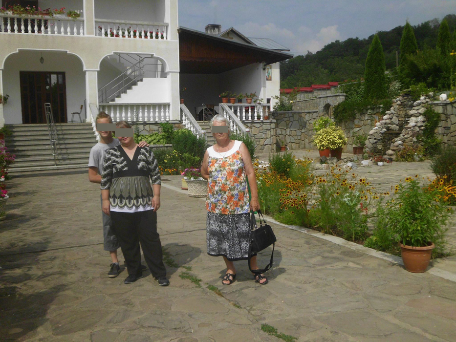 Fiul e condamnat la moarte, iar ea e râde cu gura până la urechi. Imagini revoltătoare cu mama lui Ionuţ Gologan