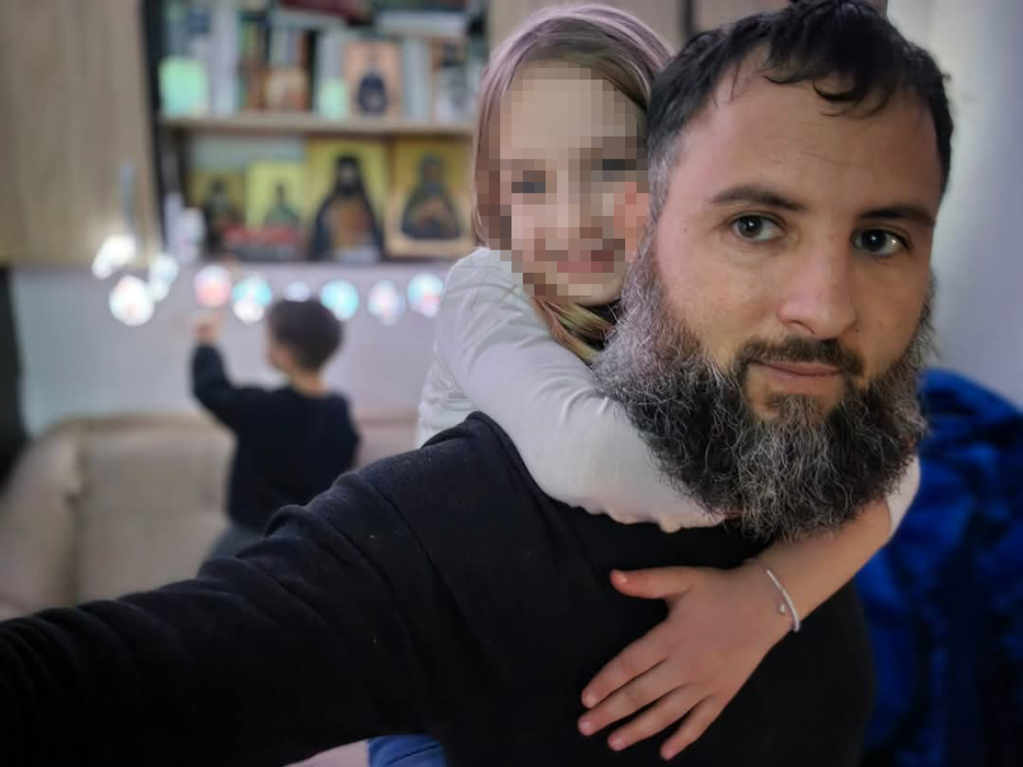 Gabriel Ivanov are acum și rol de tată, și rol de mamă pentru cei trei copii foto; Facebook