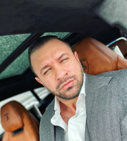 Alex Bodi o curtează pe Mădălina Ghenea.