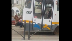 Imagini de infarct în București! Un bărbat, în pericol, după ce s-a urcat pe cârligul din spatele unui tramvai