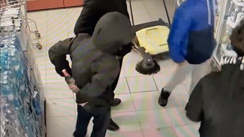 Copii surprinși de camerele de supraveghere în timp ce furau vodka din supermarket VIDEO