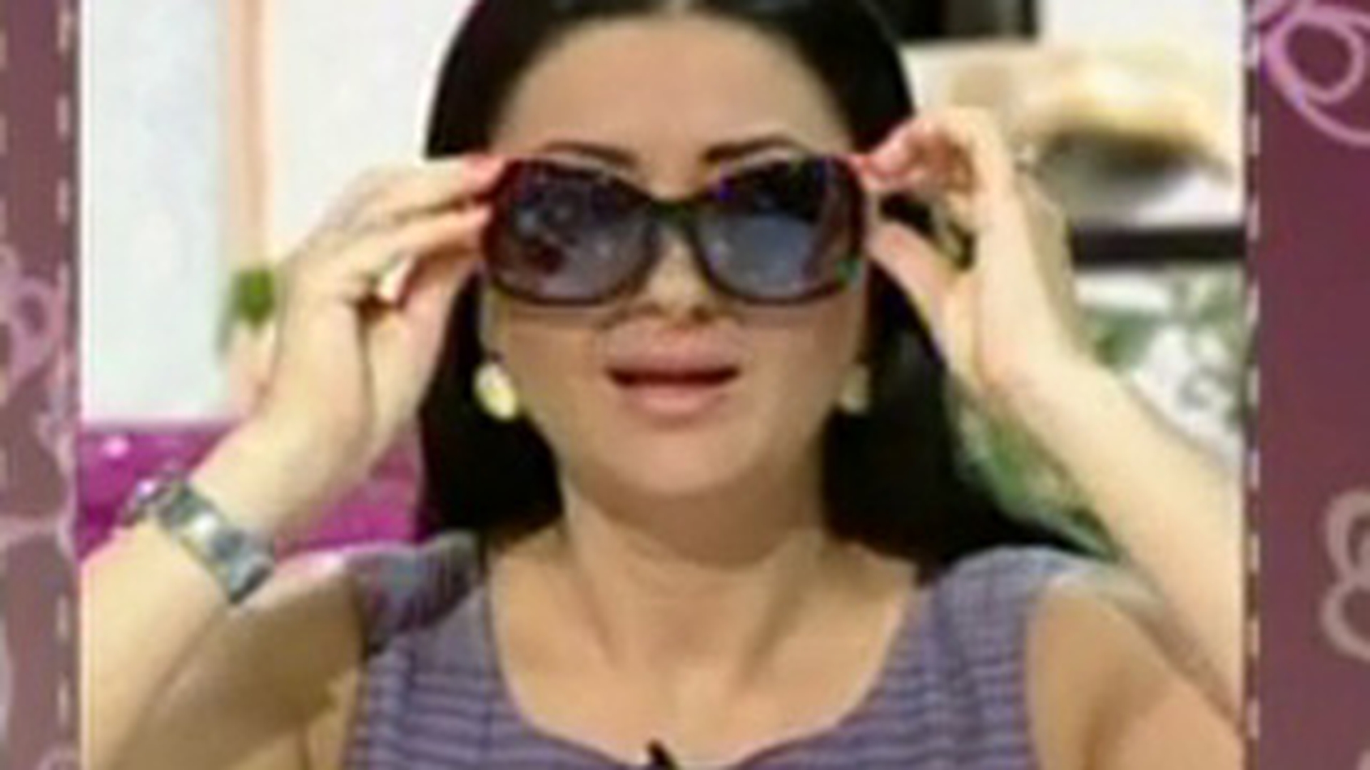 VIDEO Gabriela Cristea socheaza! A prezentat emisiunea din aceasta dimineata cu ochelari de soare la ochi! Oare ce ascunde in spatele lor?