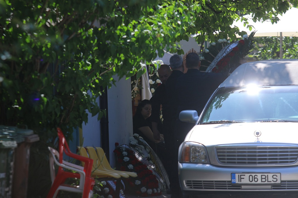 Mesajul tulburător scris pe coroana adusă de Nelu Ploieșteanu pentru fiul său mort