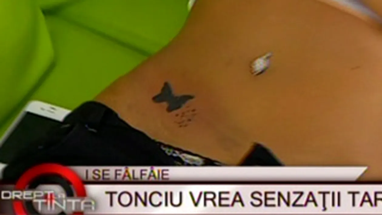 VIDEO Andreea Tonciu s-a tatuat in direct. Uite cu ce si-a acoperit initialele lui Mitea!