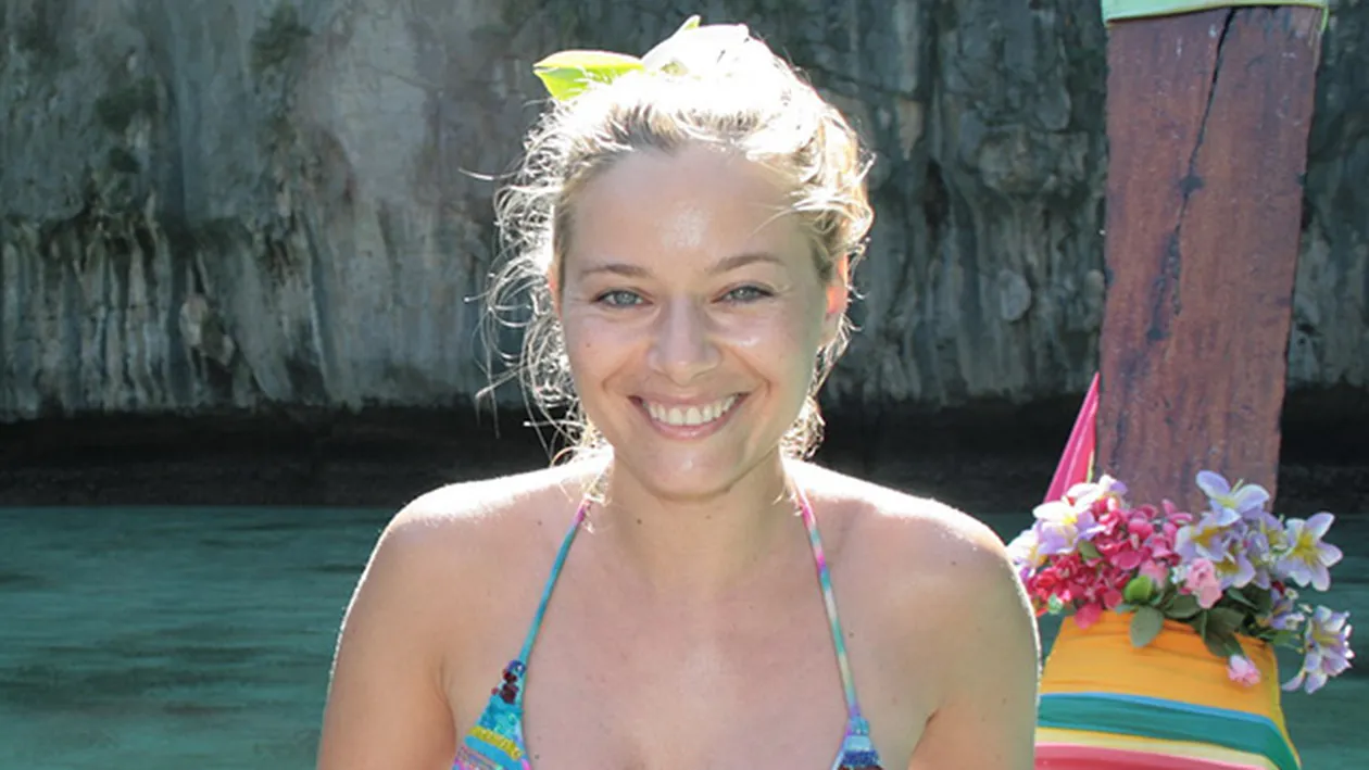 Laura Cosoi, cu sanii la inaintare pe mare! Fotografia a fost realizata in aceasta dimineata: Am inceput ziua cu o plimbare