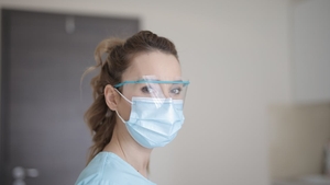 Medicii infectaţi, care au forme uşoare de COVID-19, ar putea fi chemaţi la muncă
