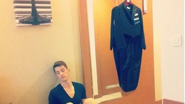 In chiloti si intins pe jos! Asa l-a fotografiat Andreea Popescu pe iubitul ei, Rares. Vezi aici imaginea fabuloasa!