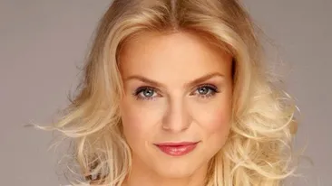 Ipostaza-soc in care Jojo a fost fotografiata! Rapusa de oboseala, s-a prabusit in culise si a adormit bustean!