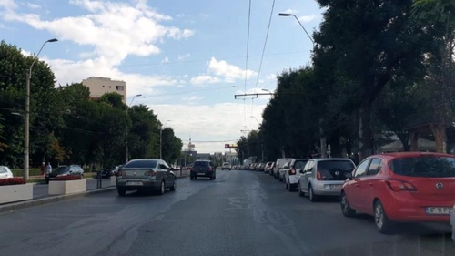 Un primar din Capitală vrea să desființeze parcarea de pe prima bandă a unei artere foarte circulate. Tu ești de acord cu eliminarea acestei parcări?