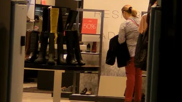 NU - Lupu isi schimba haina, dar pantofii ba! Celebrul cantaret de muzica populara nu are lipici la chilipiruri!