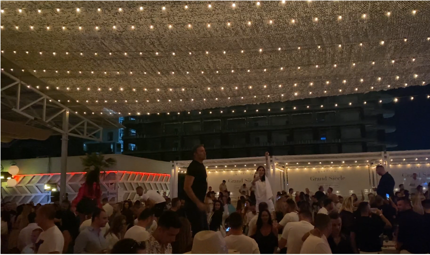 Cătălin Grigoriu, pe masă, în LOFT