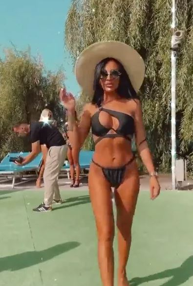 Mădălina, soția românului trecut pe la Inter și AC Milan, făcută praf după ce și-a deschis cont de OnlyFans! Sexy-bruneta se apără: “Nu este nimic greșit” | GALERIE FOTO