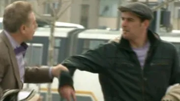 FOTO Constantin Enceanu si-a gasit hainele de scena de vanzare in intersectie!