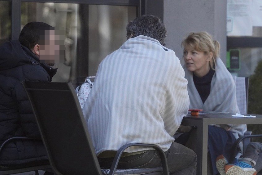 Dragoș Bucur și Dana Nălbaru au ieșit la terasă, pe un frig rar de aprilie