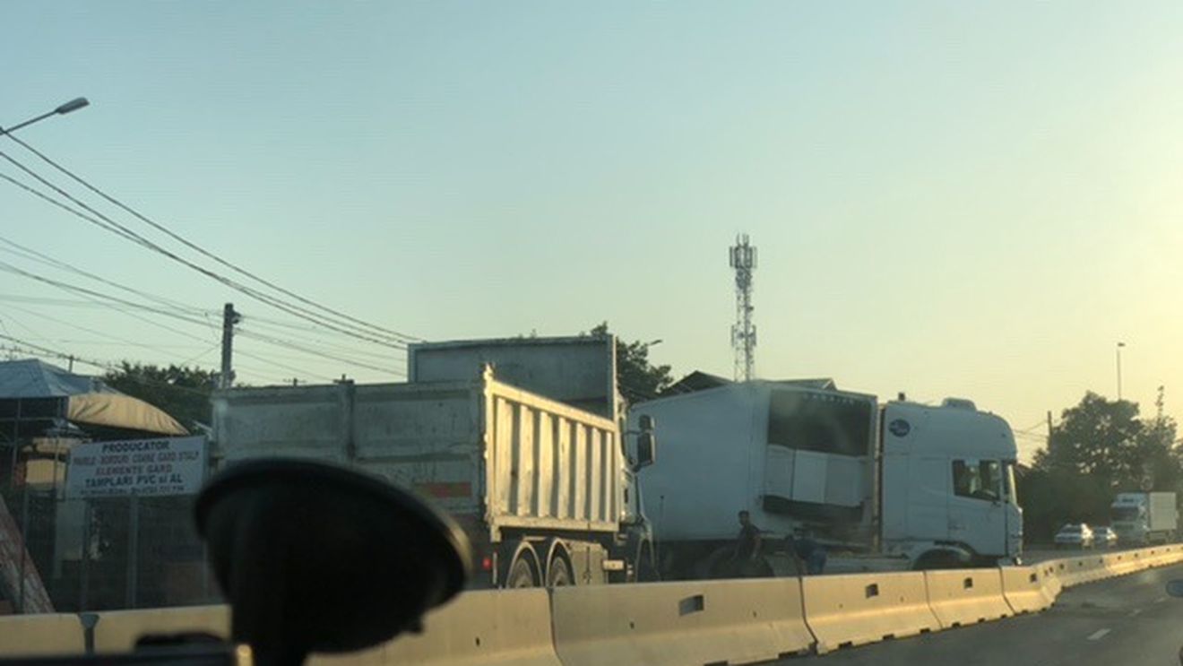 Tir scăpat de sub control pe DN1B. A distrus gardurile gospodarilor, branșamentul la gaze și a lovit o mașină parcată