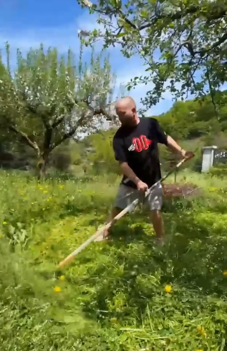 Cum s-a filmat Cheloo în casa lui din Breaza. Nimeni nu se aștepta să-l vadă AȘA pe juratul de la iUmor: ”Aș putea să fiu domnul cu coasa”