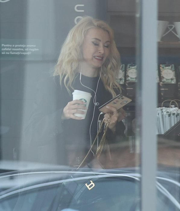 Andreea Bălan, zâmbitoare la Starbucks (SURSA FOTO: CANCAN.RO)