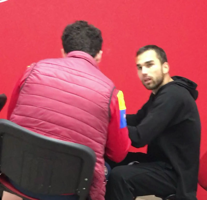 Alex Iordănescu ascultă cu atenţie sfaturile prietenului său