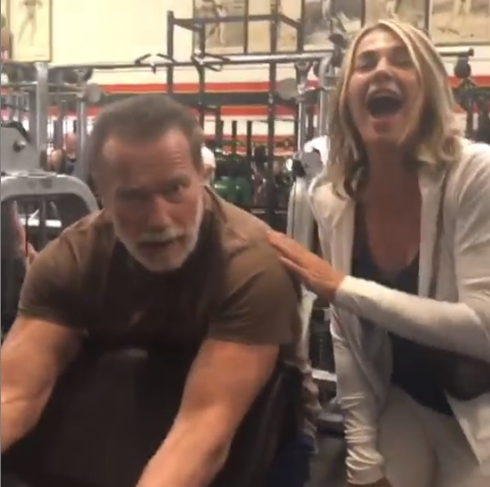 Nadia Comăneci a sărbătorit 43 de ani de la primul 10 al gimnasticii împreună cu Arnold Schwarzenegger. Celebra româncă i-a pipăit mușchii actorului