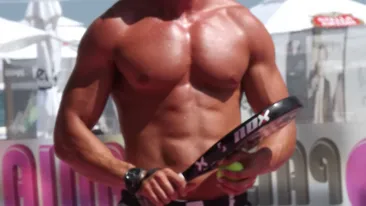 Si ce trup frumos rasare, la padel... Al cui e oare? (Nu ca n-ar sti deja toata lumea cine e actorul cu muschii de fier)
