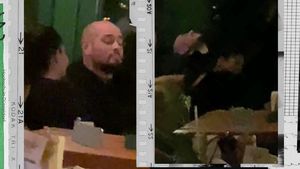 Controversatul vlogger a reintrat „în joc”! L-am surprins pe BRomania la o terasă din Capitală, în compania unei domnișoare sexy