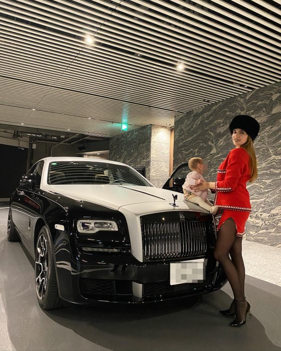 Diana, alături de Rolls-ul primit de la japonez  (Foto: Instagram)