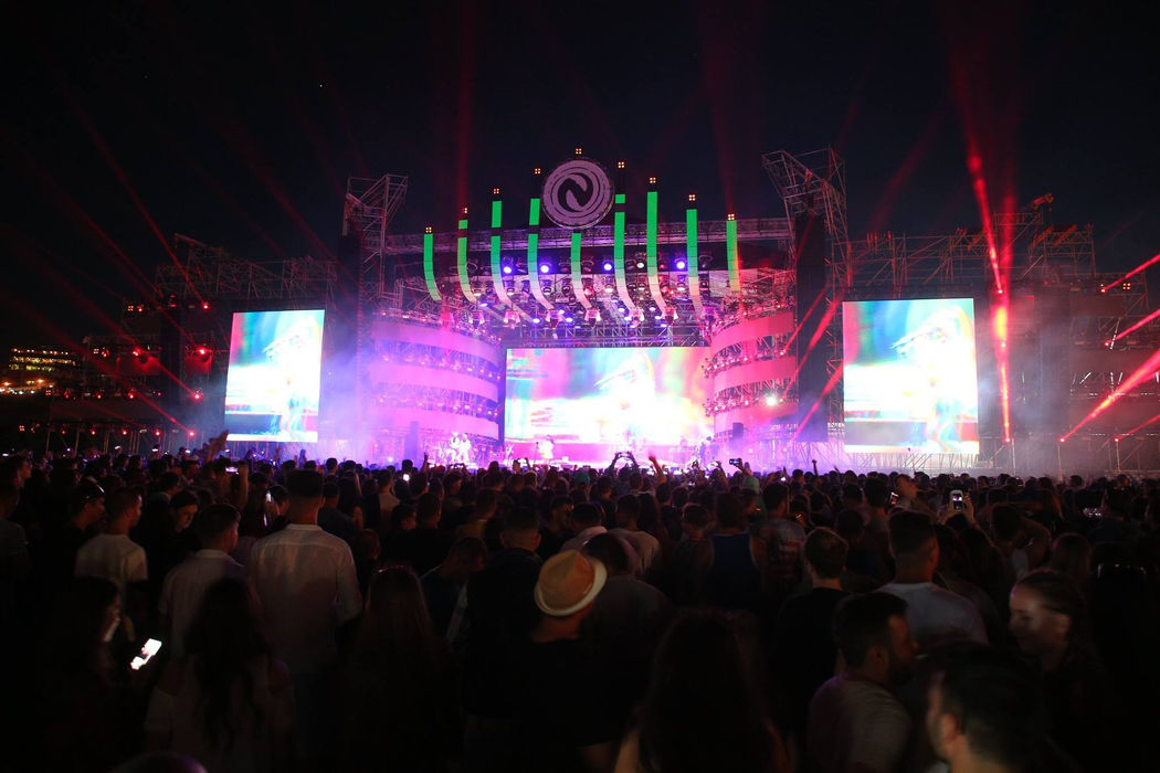 CANCAN.ro transmite cele mai tari momente. IMAGINI LIVE. Zeci de mii de oameni la NEVERSEA, cel mai mare festival de pe litoral