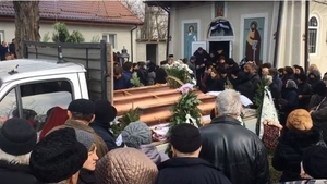 Primele imagini de la înmormântarea femeii ucise de soț și a celor doi copii ai ei! Rudele n-au avut curajul să lase sicriele deschise