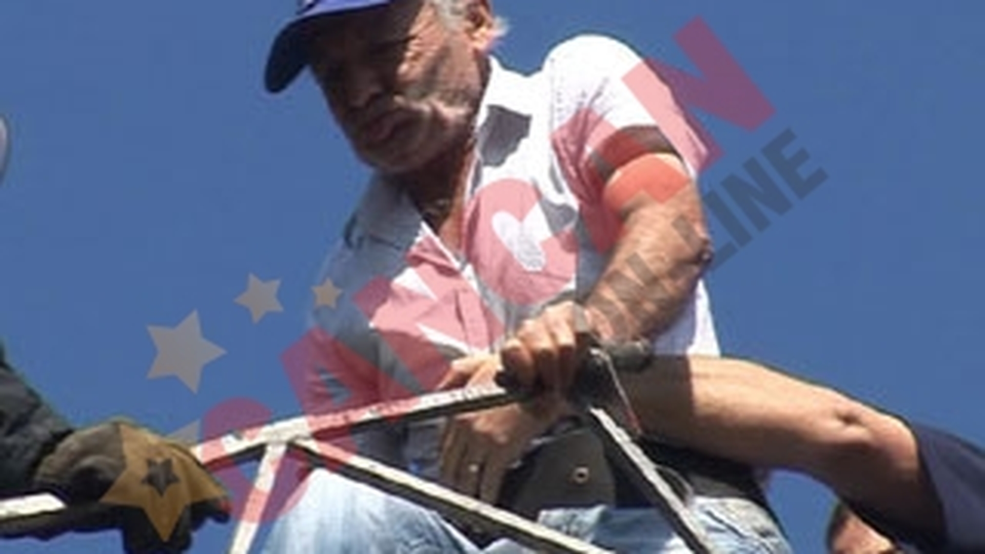 A vrut sa sara de pe bloc pentru ca-l durea maseaua!