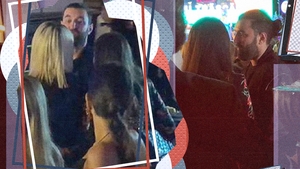 Blonda & bruneta l-au ”înghesuit” la bar pe Smiley o seară întreagă!