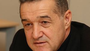 PRIMELE IMAGINI cu Gigi Becali dupa ce a intrat in puscarie! Uite-l pe patronul Stelei cu CATUSE la maini! A albit peste noapte