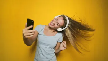 Trăim în epoca „oglinzilor”. Faptul că ne vedem chipul non-stop ne afectează psihic mai mult decât credem