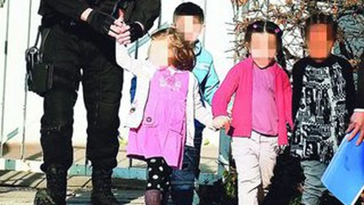 20 de copilasi, amenintati cu sabiile