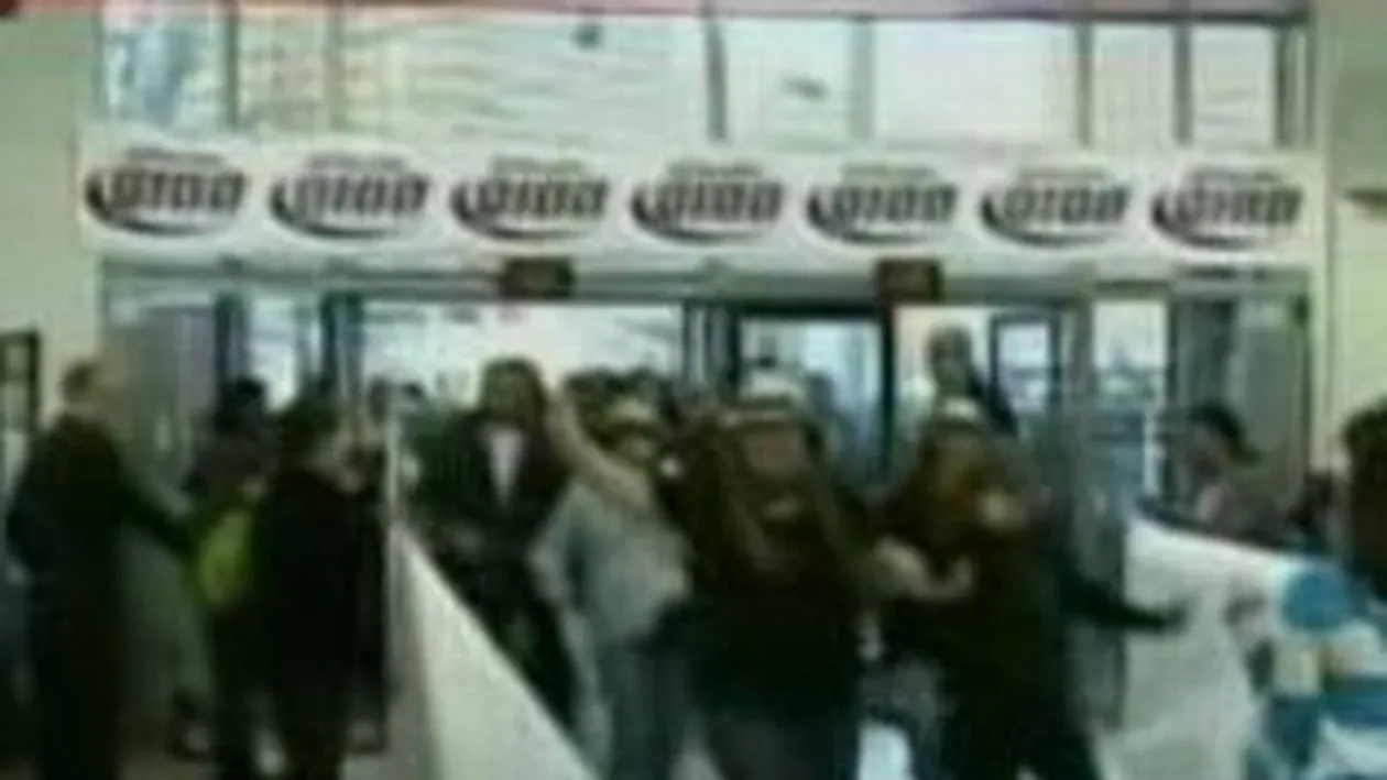 VIDEO Mirese nebune: se calca in picioare la reduceri!