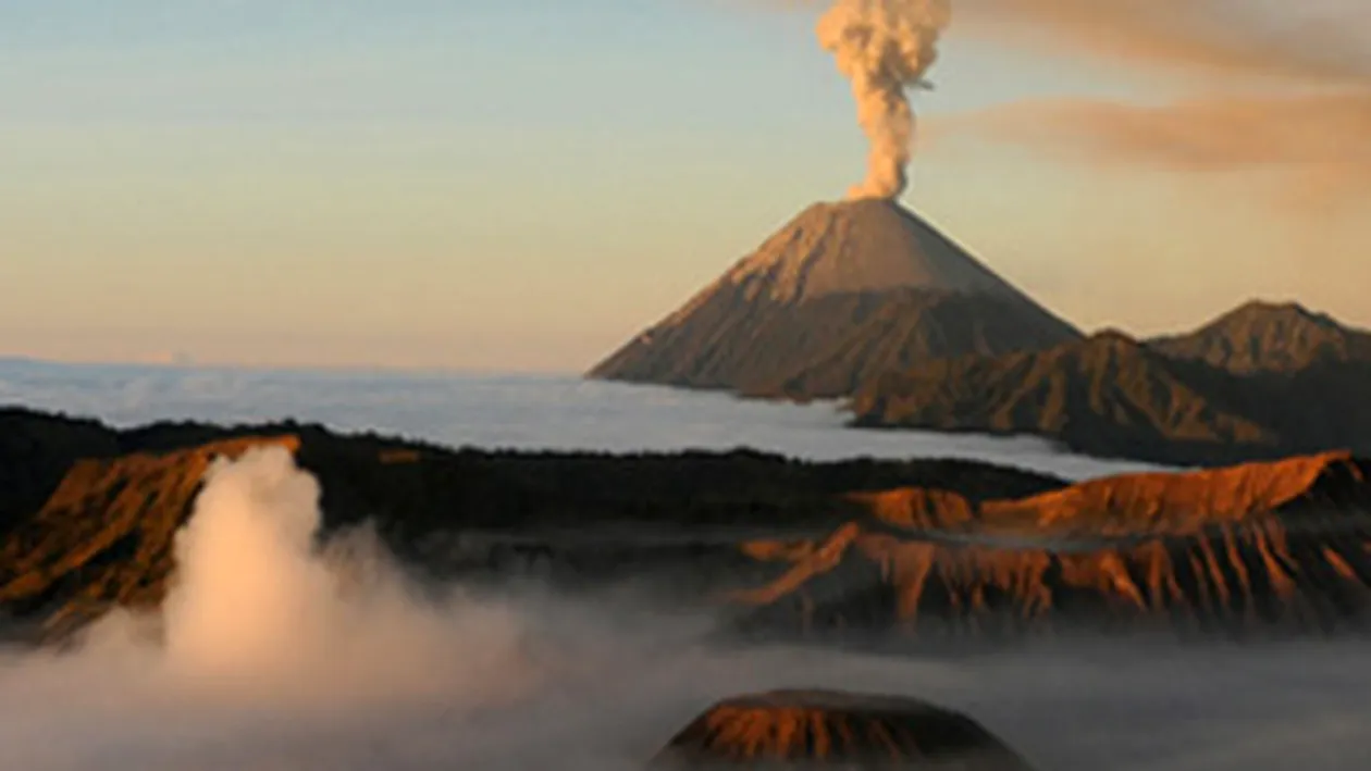 Spectacol natural! Eruptia vulcanului Concepcion din Nicaragua a proiectat lava la o inaltime de un kilometru!