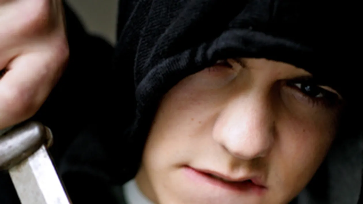 Un pusti de 17 ani a omorat un om si a ranit un altul fara motiv