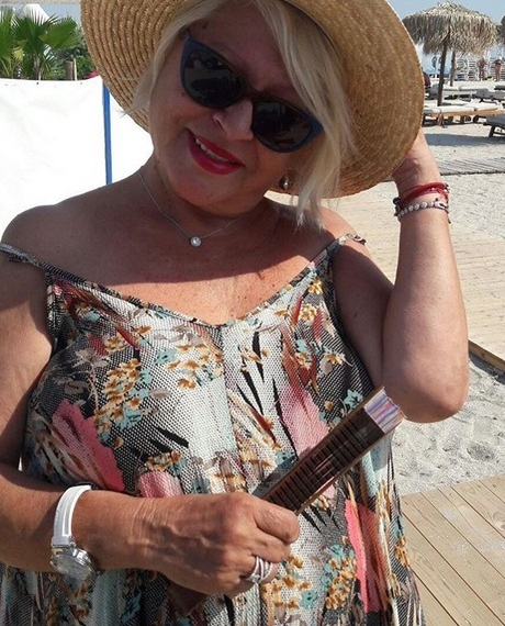 Mirabela Dauer, apariţie de senzaţie pe plajă! Artista a atras toate privirile când şi-a făcut apariţia aşa la 70 de ani