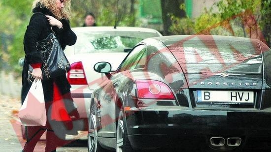 Oana Lis are grija de masina in locul sotului