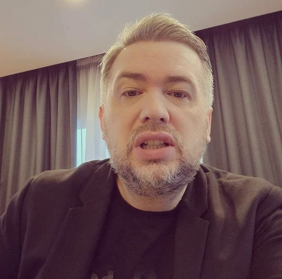 Ștefan Farrell este supranumit Regele modei din Transilvania (Foto: Instagram)