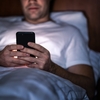 Ce se întâmplă cu somnul tău dacă stai pe telefon înainte de culcare. De ce nu doar lumina e problema