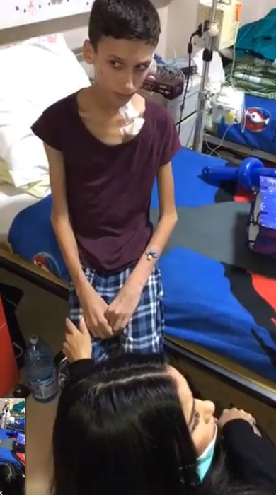 Oana Zăvoranu a împărţit cadouri copiilor bolnavi de cancer! A început să plângă când a ajuns la spital şi a stat de vorbă cu micuţii