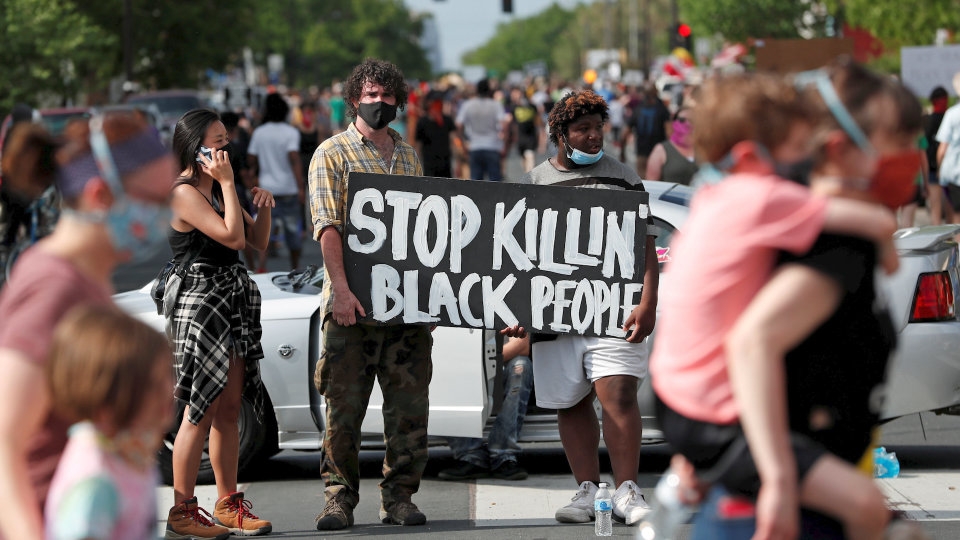America este cuprinsă de proteste violente! Manifestații active au loc în 32 de orașe americane. Mulțimea scandează împotriva lui Donald Trump