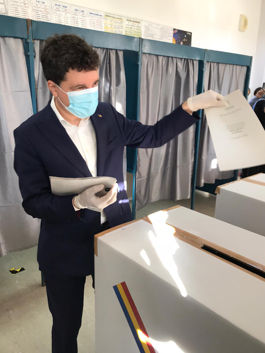 Nicuşor Dan, candidat la Primăria Capitalei, a votat în această dimineaţă însoţit de familie: ”Am votat cu sete”