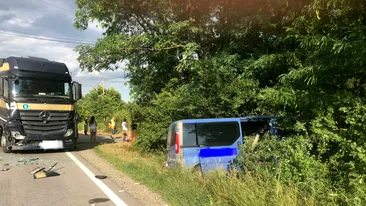 Un microbuz cu opt pasageri s-a ciocnit cu un TIR pe DN 72, lângă Parcul Industrial Vest Prahova. Trei oameni au fost răniți grav