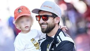 Dani Oțil nu a mai suportat să-și vadă băiatul așa. A luat foarfeca și a reușit să-l tundă pe Tiago după „200 de încercări”