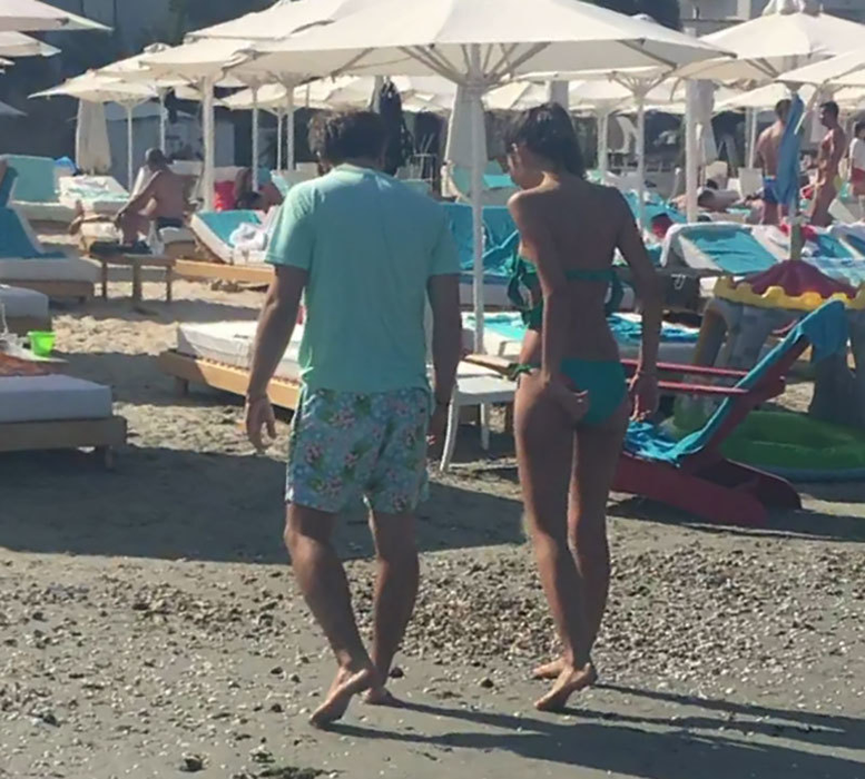 Bogdan Bălan şi Diana se îndreaptă spre şezlonguri