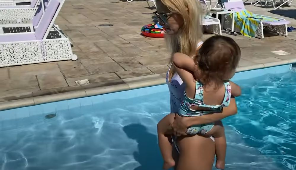 Andreea Bălan, gafă în timp ce se afla la piscină cu fiicele. I s-au văzut zonele intime prin costumul de baie alb și decupat | VIDEO